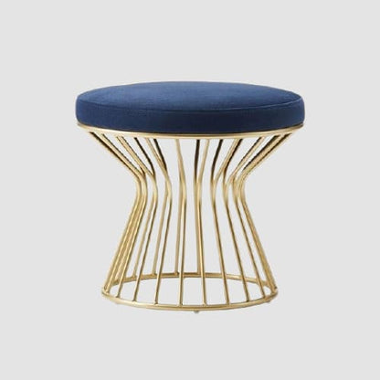 Tabouret design bas avec pied large à barreaux en métal doré
