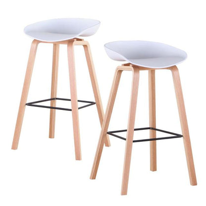 Tabouret de bar nordique en bois clair et assise résine
