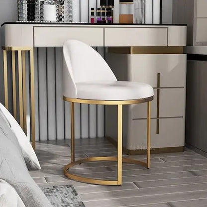 Chaise design en métal doré avec pied semi-circulaire et assise confort