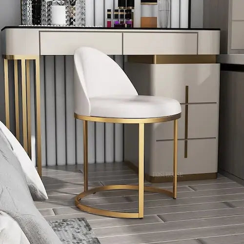 Chaise design en métal doré avec pied semi-circulaire et assise confort