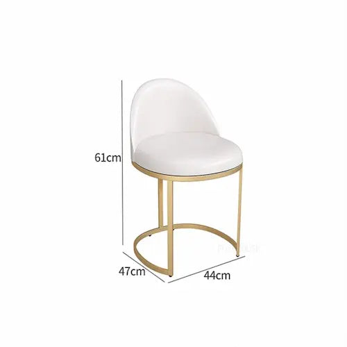 Chaise design en métal doré avec pied semi-circulaire et assise confort