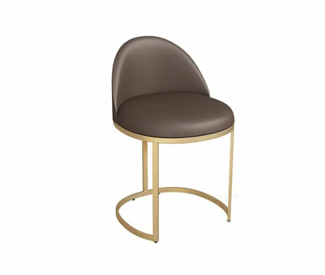 Chaise design en métal doré avec pied semi-circulaire et assise confort