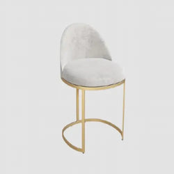 Chaise design en métal doré avec pied semi-circulaire et assise confort