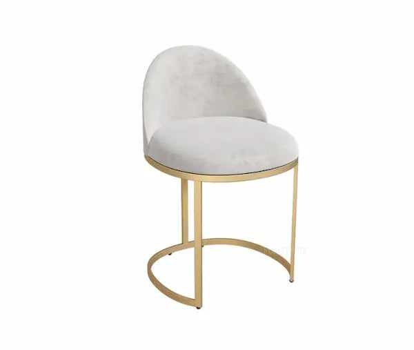 Chaise design en métal doré avec pied semi-circulaire et assise confort