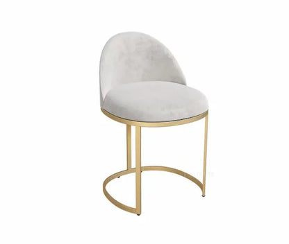 Chaise design en métal doré avec pied semi-circulaire et assise confort