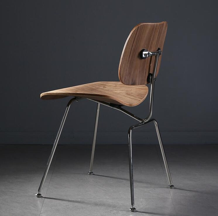 Chaise moderne assise en bois et pieds métal