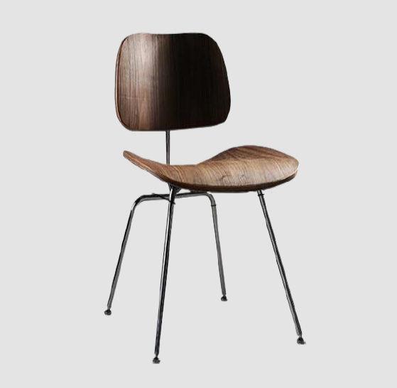 Chaise moderne assise en bois et pieds métal