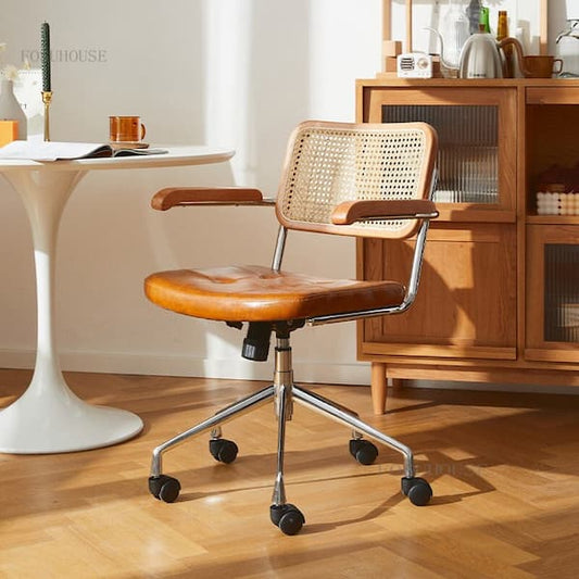 Chaise de bureau vintage en cuir camel et rotin sur roulettes
