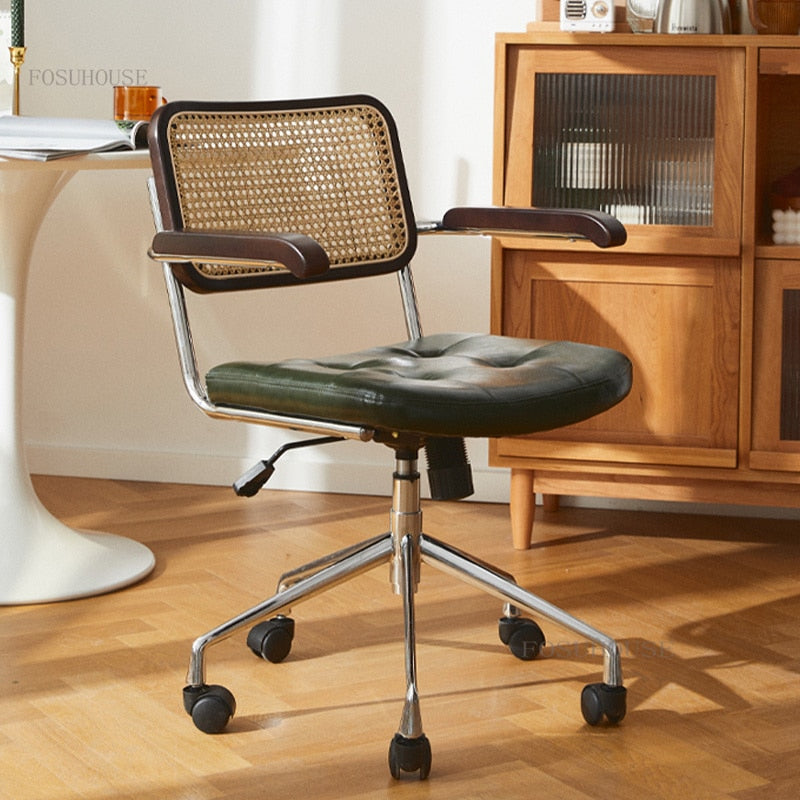 Chaise de bureau vintage en cuir vert et rotin sur roulettes