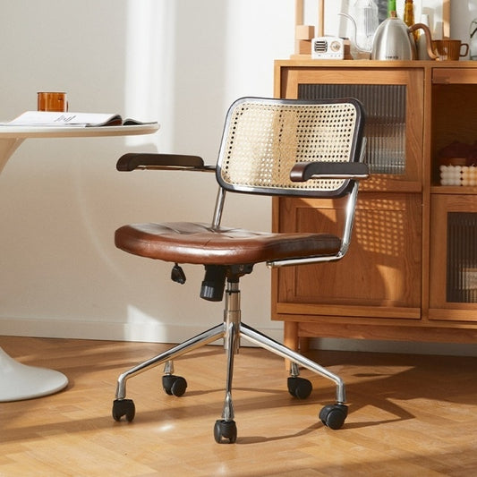 Chaise de bureau vintage en cuir marron et rotin sur roulettes