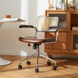 Chaise de bureau vintage en cuir marron et rotin sur roulettes