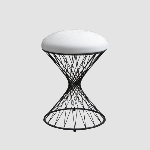 Tabouret design bas avec pied géométrique en métal noir