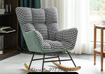 Fauteuil scandinave à bascule rembourré tissu et bois