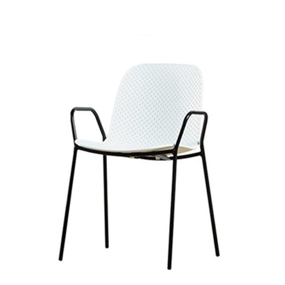 Chaise design minimaliste avec dossier pointillé et accoudoirs affinés