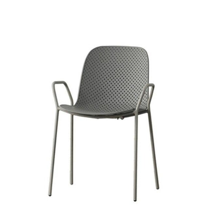 Chaise design minimaliste avec dossier pointillé et accoudoirs affinés