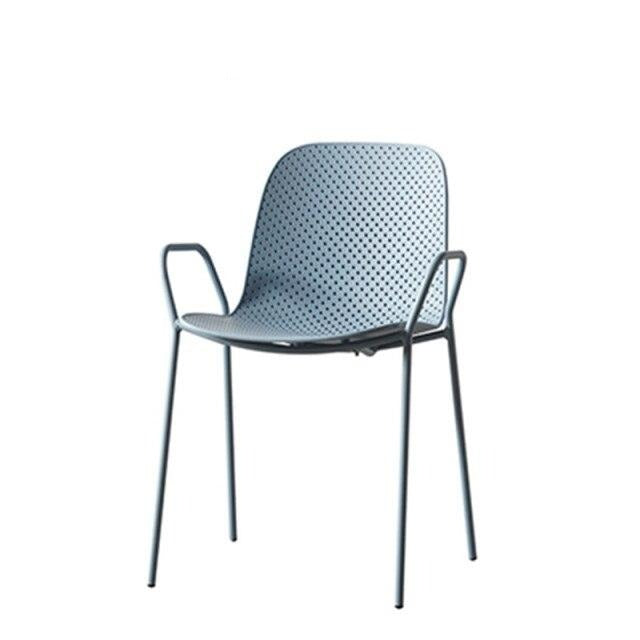 Chaise design minimaliste avec dossier pointillé et accoudoirs affinés