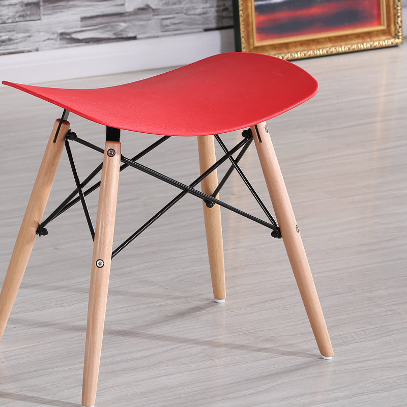 Tabouret scandinave en bois avec assise incurvée rouge